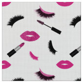 Wimpern, Mascara und Lippenstift mit rosa Glitzer Stoff (Nahaufnahme)