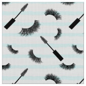 Wimpern und Mascara mit silberfarbenem Glitzer Stoff (Nahaufnahme)