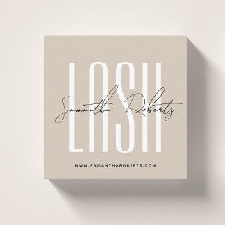 Wimpernstylist moderne Typografieschrift beige Quadratische Visitenkarte
