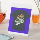 "Win In." Sockelschild (In Situ)