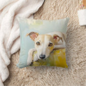 Windhund auf einem Sofa Kissen (Decke)