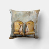 Windhund auf einem Sofa Kissen (Rückseite)