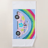 Windhund in Hippie-Auto am Strand Strandtuch (Vorderseite)