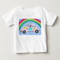 Windhund in Hippie-Auto mit Regenbogen-T-Shirt