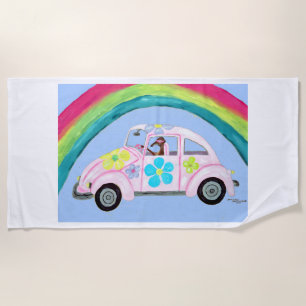 Windhund in Hippie-Auto unter einem Regenbogen Strandtuch