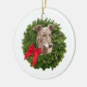 Windhund in WeihnachtsKranz Keramik Ornament (Links)