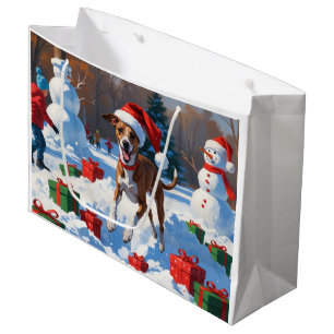 Windhund läuft im Schnee mit Weihnachtsmütze Große Geschenktüte