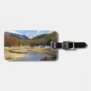 Winding Colorado Fluss mit Bergen und Pinien Gepäckanhänger