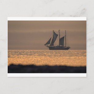 Windjammer bei Sonnenuntergang Postkarte