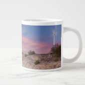 Windkraftanlage in Westtexas am Sonnenuntergang Jumbo-Tasse (Rechts)