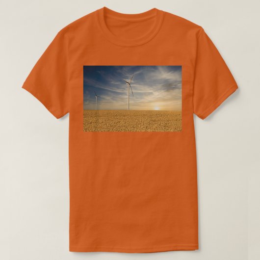 Windkraftanlagen in den Sonnenuntergangslandschaft T-Shirt (Design vorne)