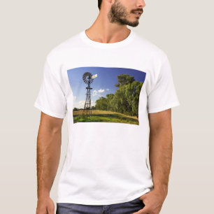 Windmill in der Nähe von Hume Highway, Victoria,  T-Shirt