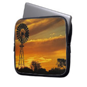 Windmill und Sunset, William Creek, Oodnadatta Laptopschutzhülle (Vorderseite Links)