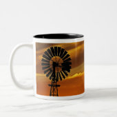 Windmill und Sunset, William Creek, Oodnadatta Zweifarbige Tasse (Links)
