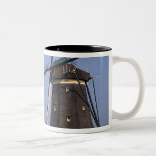 Windmills, Leidschendam, Niederlande Zweifarbige Tasse