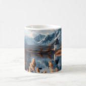 Windmühle auf einem See mit Berglandschaft Kaffeetasse (Mittel)