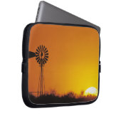 Windmühle bei Sonnenuntergang, Sinton, Texas, USA Laptopschutzhülle (Vorne Rechts)