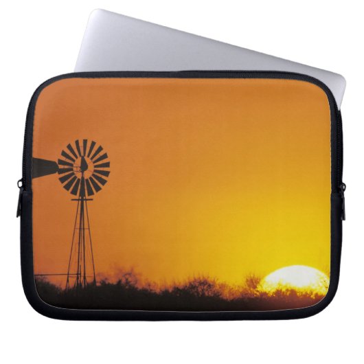 Windmühle bei Sonnenuntergang, Sinton, Texas, USA Laptopschutzhülle (Vorderseite)