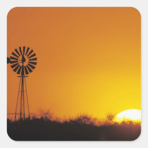 Windmühle bei Sonnenuntergang, Sinton, Texas, USA Quadratischer Aufkleber
