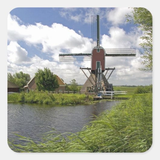 Windmühle entlang eines Kanals östlich von Leiden Quadratischer Aufkleber (Vorderseite)