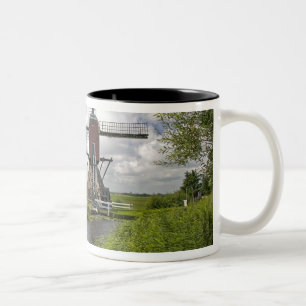 Windmühle entlang eines Kanals östlich von Leiden  Zweifarbige Tasse