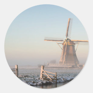 Windmühle im Schnee am runden Aufkleber des