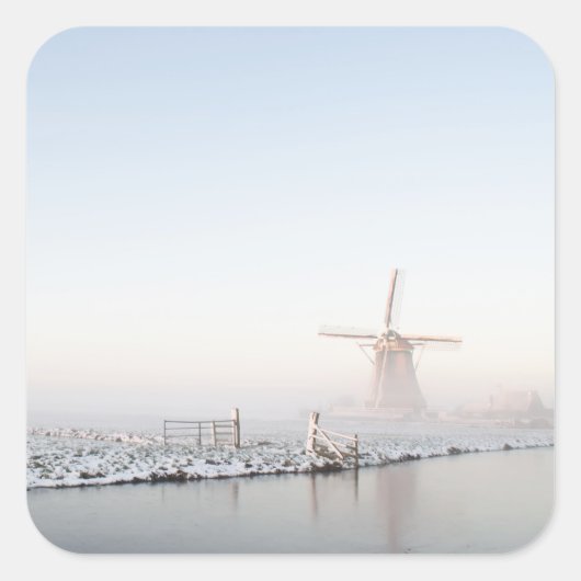 Windmühle im Schnee im Winteraufkleber Quadratischer Aufkleber (Vorderseite)