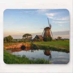 Windmühle in der Landschaft in Holland mousepad