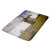 Windmühle in Grün- und Weißwolken und Blauem Himme Badematte (Schrägansicht)