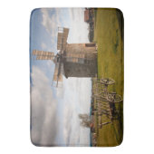 Windmühle in Grün- und Weißwolken und Blauem Himme Badematte (Vorderseite Vertikal)