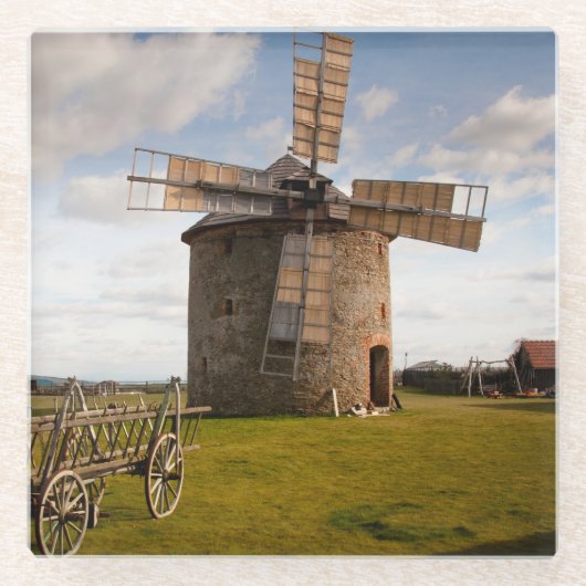 Windmühle in Grün- und Weißwolken und Blauem Himme Glasuntersetzer (Vorderseite)