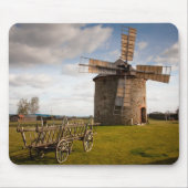 Windmühle in Grün- und Weißwolken und Blauem Himme Mousepad (Vorne)