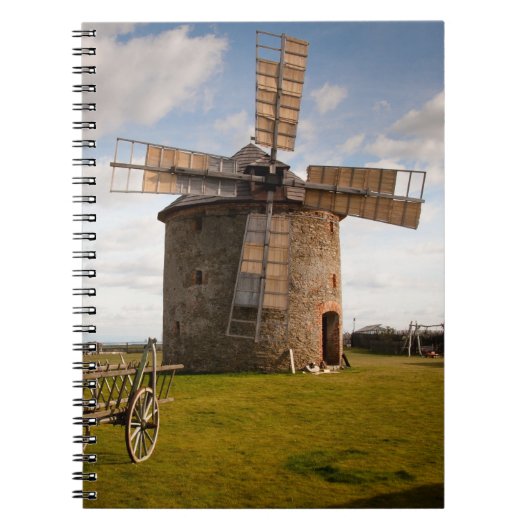 Windmühle in Grün- und Weißwolken und Blauem Himme Notizblock (Vorderseite)