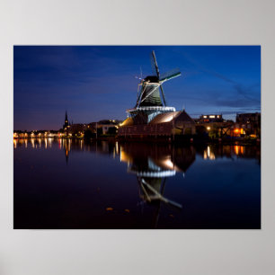 Windmühle Leidschendam mit Reflexion in der Nacht Poster