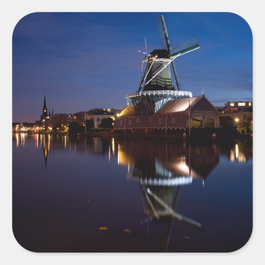 Windmühle Leidschendam mit Reflexion in der Nacht Quadratischer Aufkleber (Vorderseite)