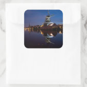 Windmühle Leidschendam mit Reflexion in der Nacht Quadratischer Aufkleber (Tasche)