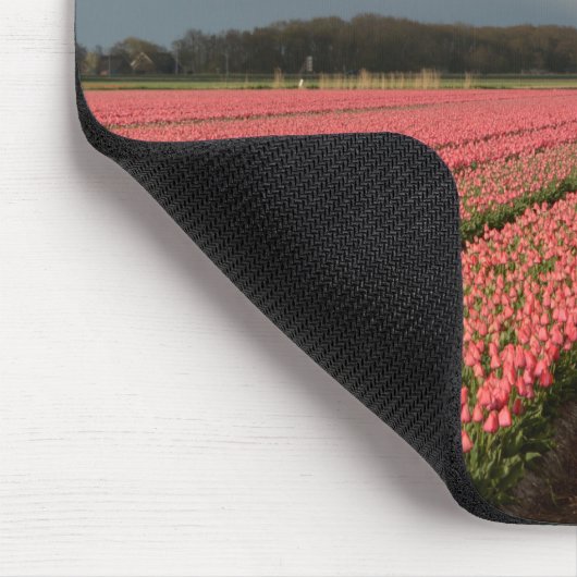 Windmühle mit rosa Tulpen im Frühjahr Mousepad (Ecke)