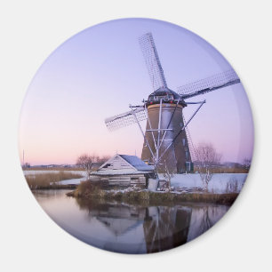 Windmühle während des Sonnenaufgangs in rundem Magnet