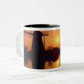 Windmühlen bei Sonnenuntergang, Kinderdijk, Nieder Zweifarbige Tasse (Vorderseite Links)