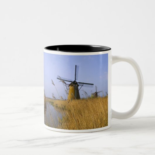 Windmühlen entlang des Kanals in Kinderdijk, 2 Zweifarbige Tasse (Rechts)