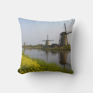Windmühlen entlang des Kanals in Kinderdijk Kissen