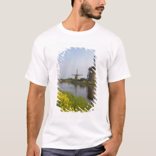 Windmühlen entlang des Kanals in Kinderdijk, T-Shirt