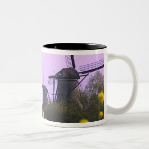 Windmühlen entlang des Kanals in Kinderdijk, Zweifarbige Tasse