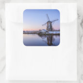 Windmühlen im Winter während eines Aufklebers Quadratischer Aufkleber (Tasche)