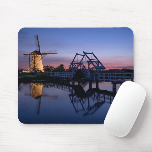 Windmühlen und ein Drawbridge an Sonnenuntergang Mousepad (Mit Mouse)