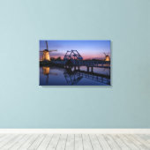 Windmühlen und eine Zugbrücke bei Sonnenuntergang Leinwanddruck (Insitu (Holzboden))