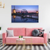 Windmühlen und eine Zugbrücke bei Sonnenuntergang Leinwanddruck (Insitu (Wohnzimmer))