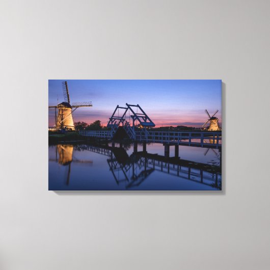 Windmühlen und eine Zugbrücke bei Sonnenuntergang Leinwanddruck (Vorderseite)