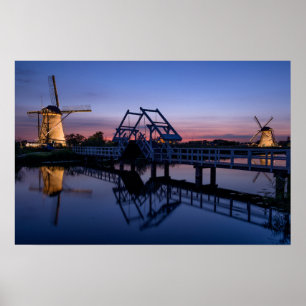 Windmühlen und eine Zugbrücke bei Sonnenuntergang Poster