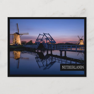 Windmühlen und eine Zugbrücke bei Sonnenuntergang  Postkarte